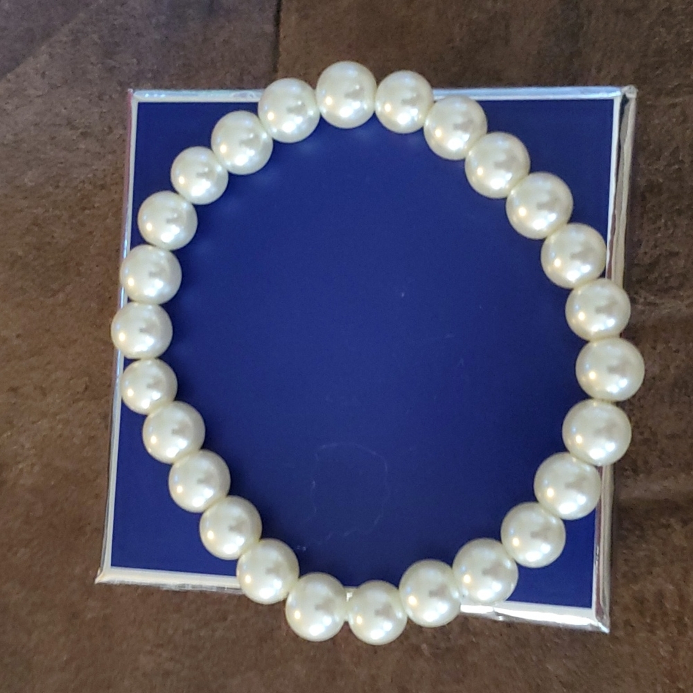 Faux pearl bracelet like new condition